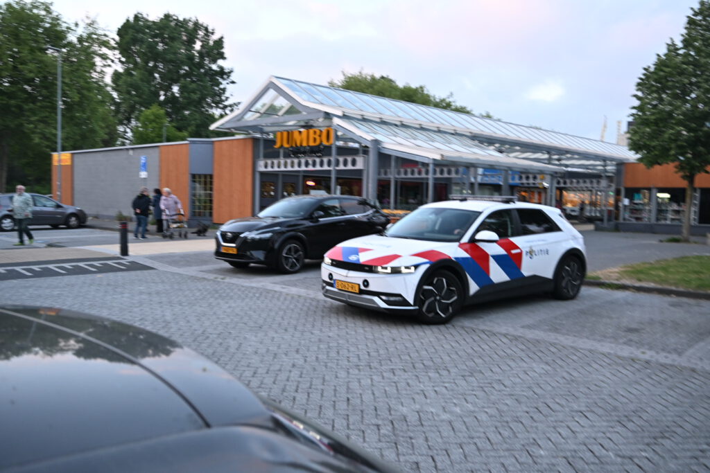 Auto rijdt tegen afhaalchineespand aan op de Muiderwaard in Alkmaar