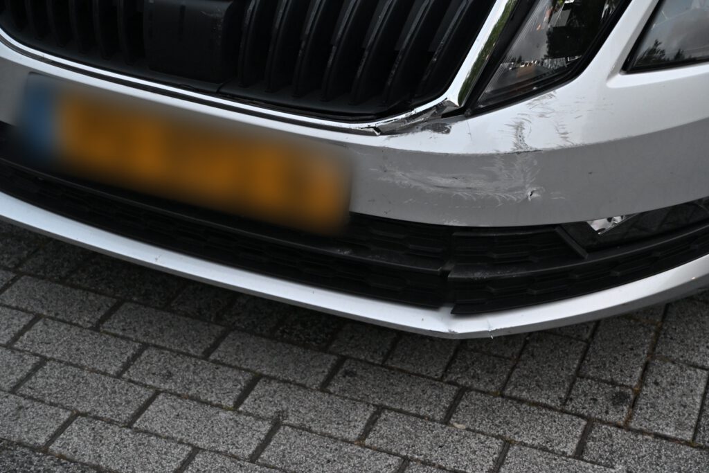 Auto rijdt tegen afhaalchineespand aan op de Muiderwaard in Alkmaar