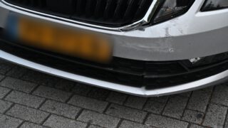 Auto rijdt tegen afhaalchineespand aan op de Muiderwaard in Alkmaar