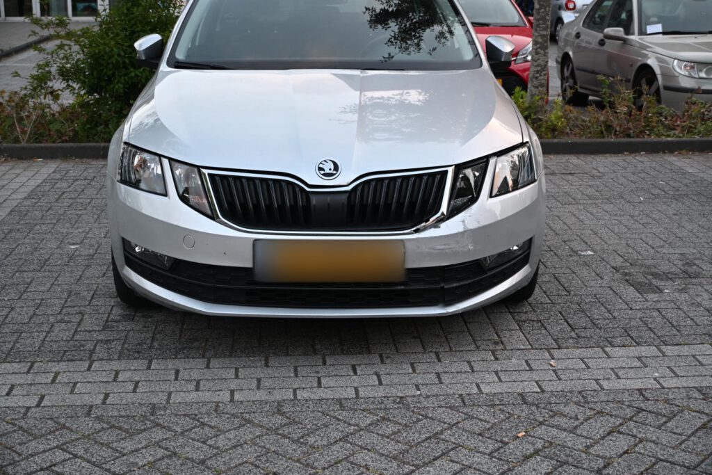 Auto rijdt tegen afhaalchineespand aan op de Muiderwaard in Alkmaar