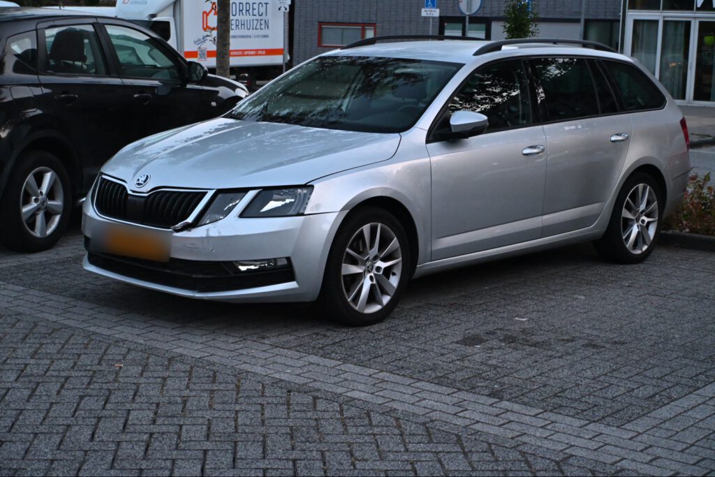 Auto rijdt tegen afhaalchineespand aan op de Muiderwaard in Alkmaar