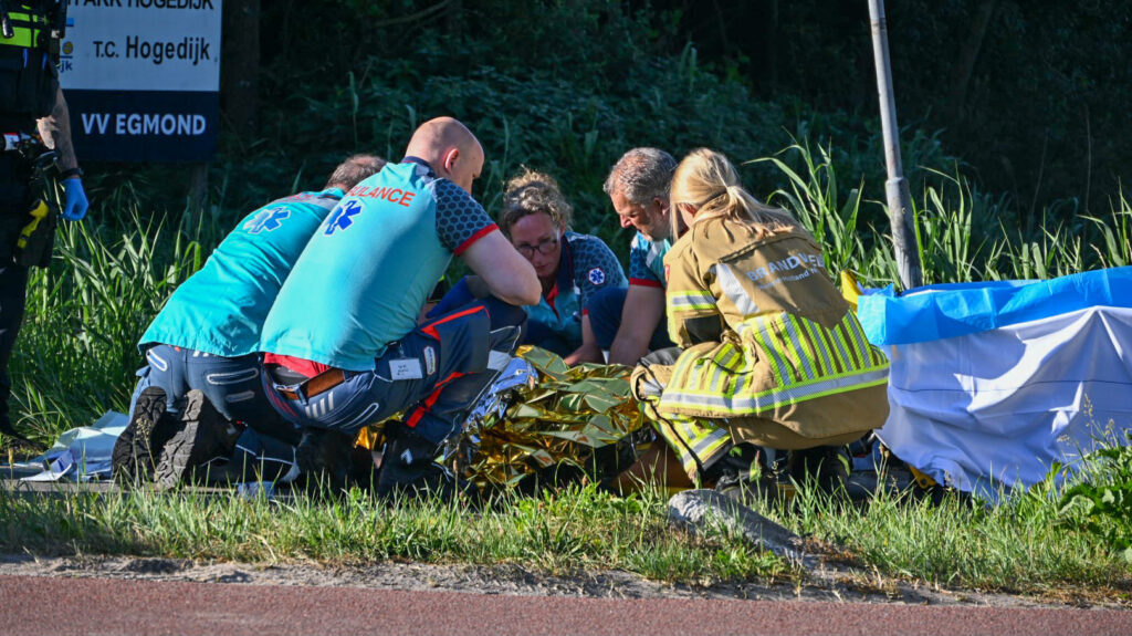 Scooterrijder belandt in de sloot na botsing met auto, bestuurder aangehouden in Egmond aan den Hoef (FOTO'S)