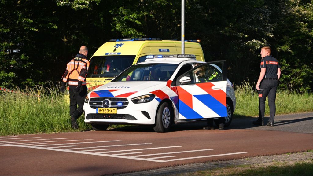 Scooterrijder belandt in de sloot na botsing met auto, bestuurder aangehouden in Egmond aan den Hoef (FOTO'S)