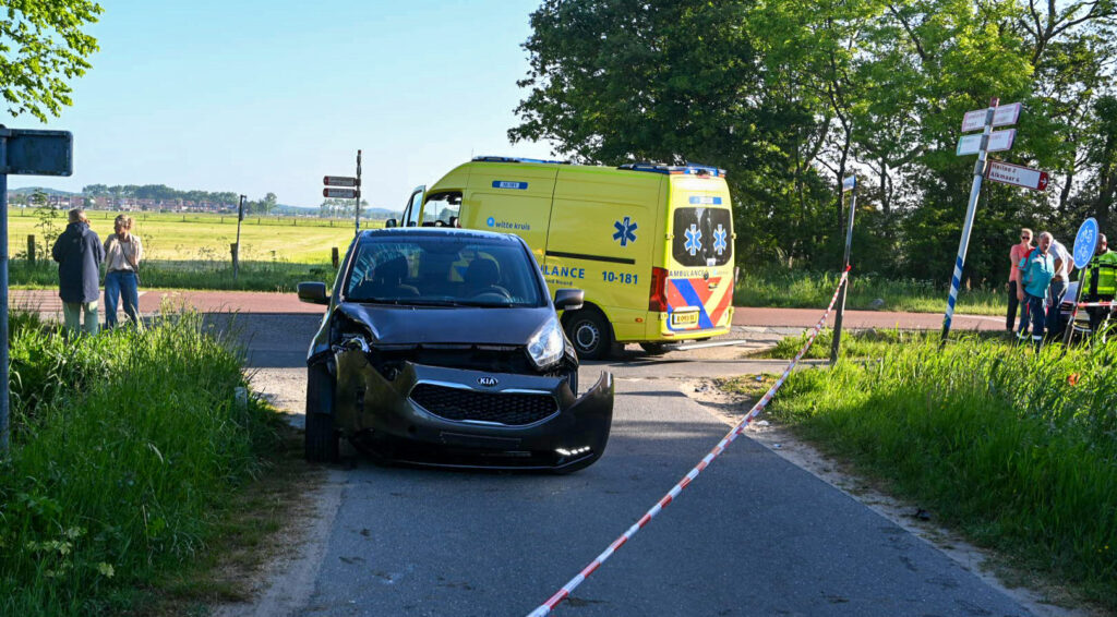Scooterrijder belandt in de sloot na botsing met auto, bestuurder aangehouden in Egmond aan den Hoef (FOTO'S)