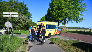Scooterrijder belandt in de sloot na botsing met auto, bestuurder aangehouden in Egmond aan den Hoef (FOTO'S)
