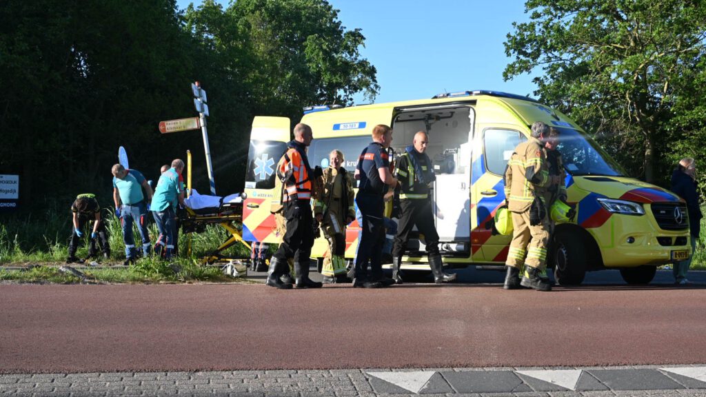 Scooterrijder belandt in de sloot na botsing met auto, bestuurder aangehouden in Egmond aan den Hoef (FOTO'S)