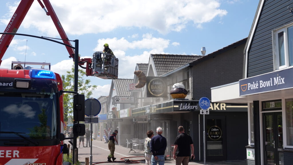Grote brand bij bakkerij in Heerhugowaard (FOTO'S)