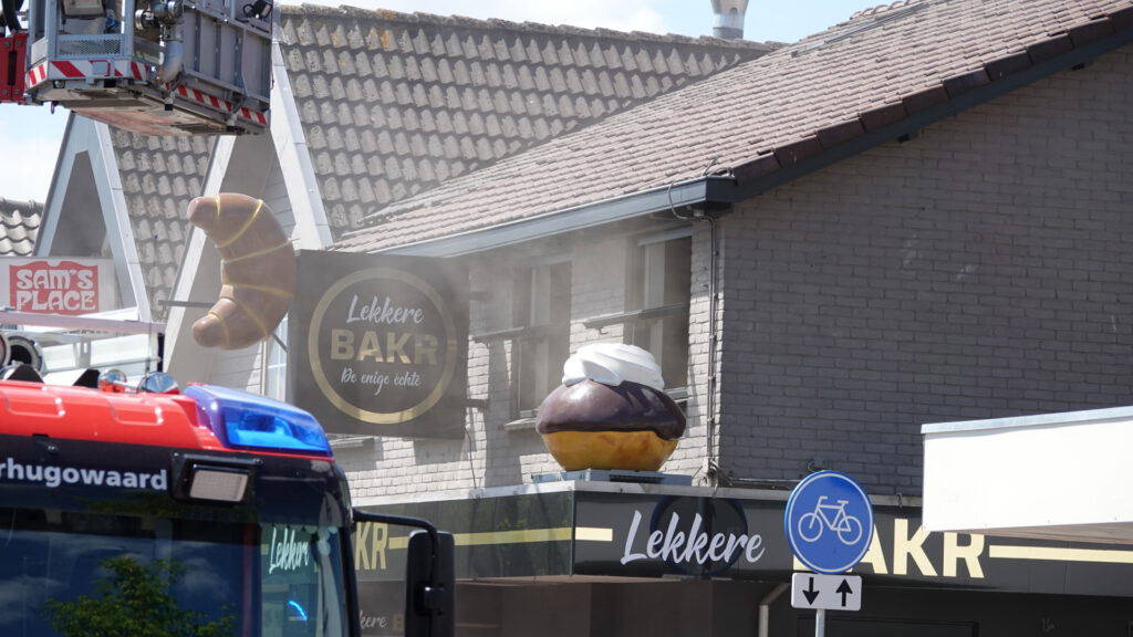 Grote brand bij bakkerij in Heerhugowaard (FOTO'S)