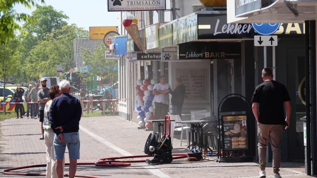 Grote brand bij bakkerij in Heerhugowaard (FOTO'S)
