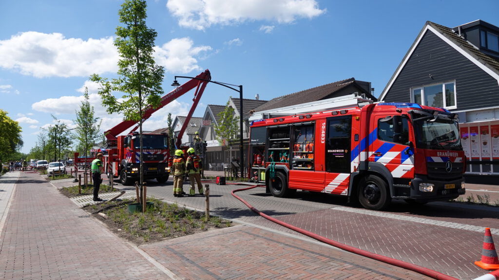 Grote brand bij bakkerij in Heerhugowaard (FOTO'S)