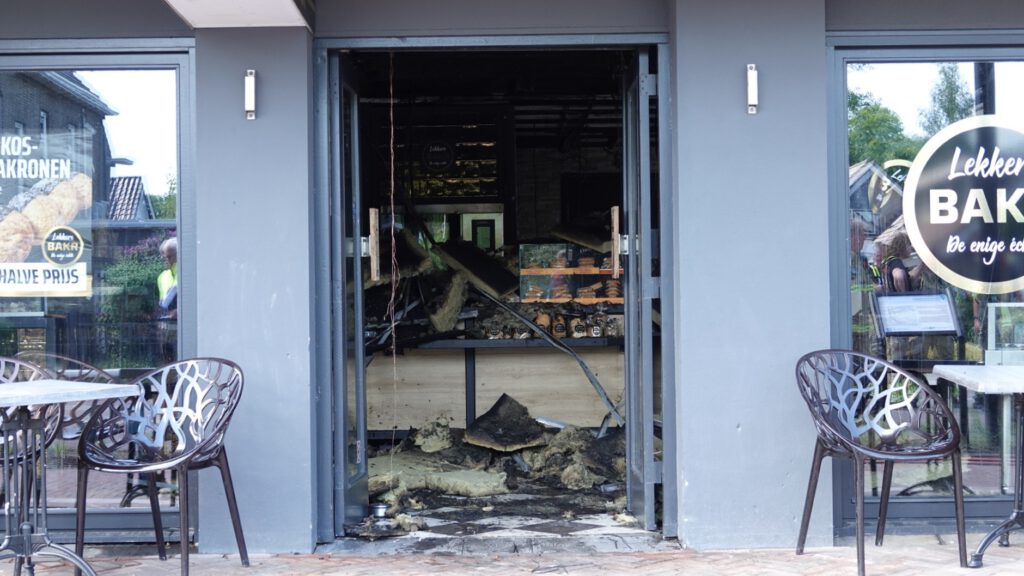 Grote brand bij bakkerij in Heerhugowaard (FOTO'S)