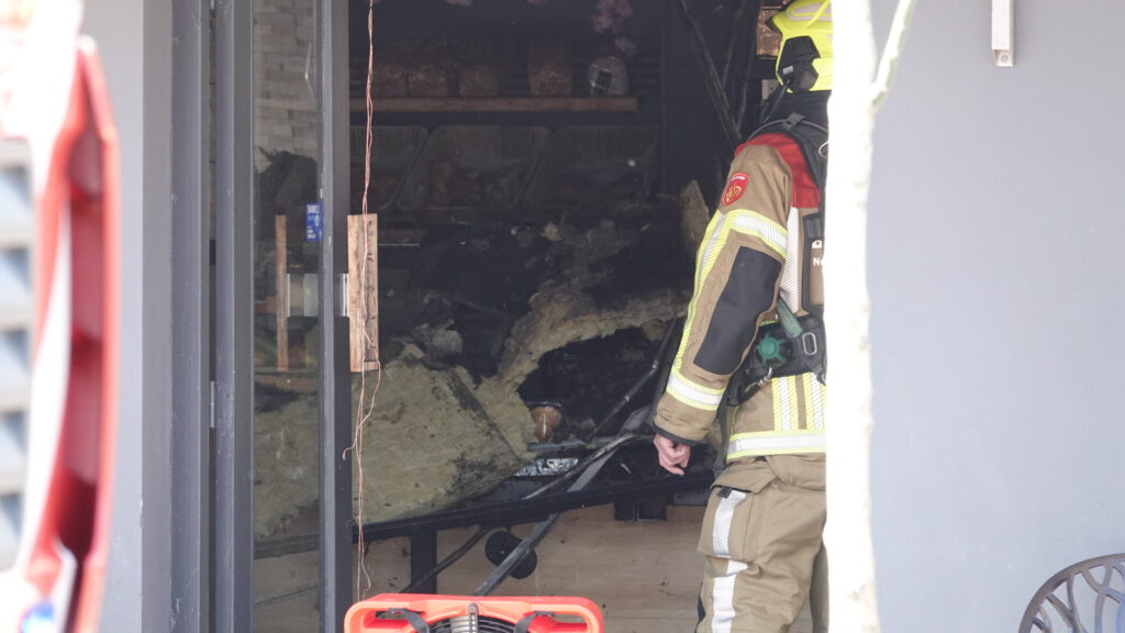 Grote brand bij bakkerij in Heerhugowaard (FOTO'S)