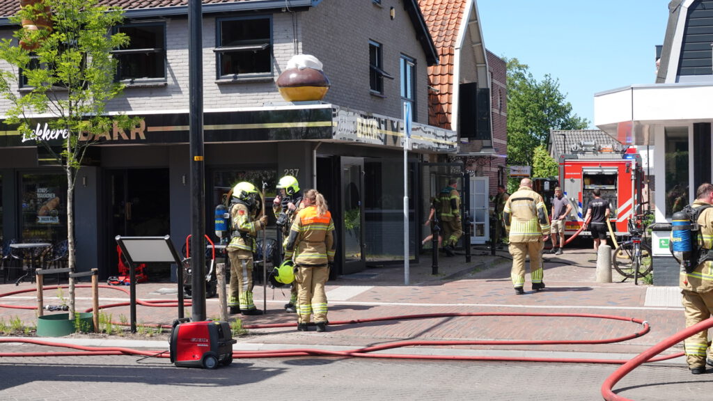 Grote brand bij bakkerij in Heerhugowaard (FOTO'S)