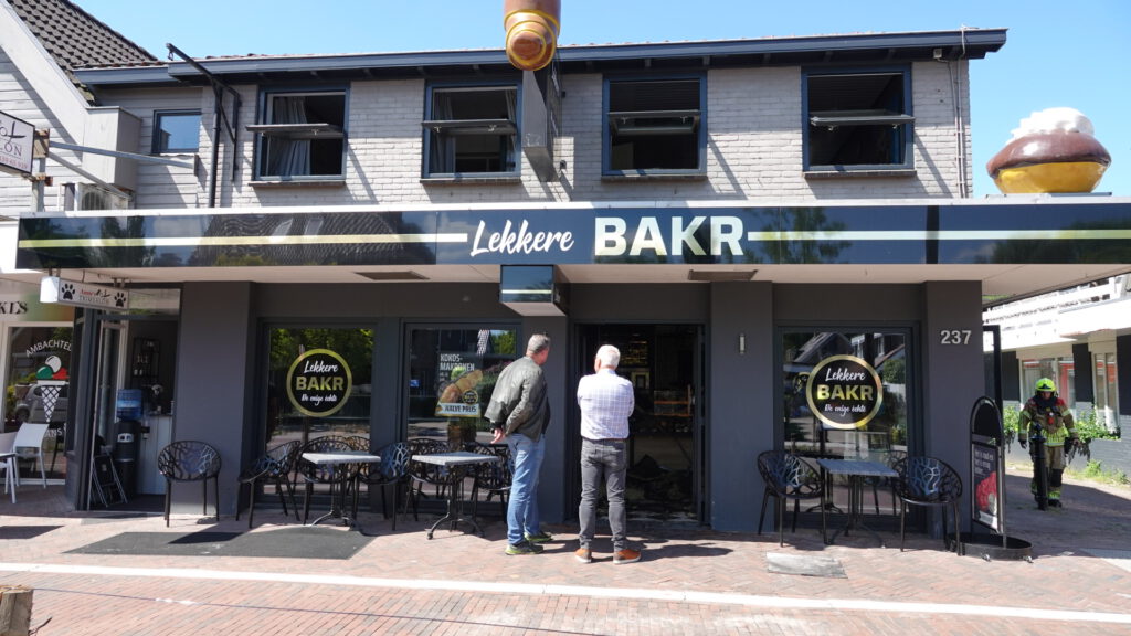 Grote brand bij bakkerij in Heerhugowaard (FOTO'S)