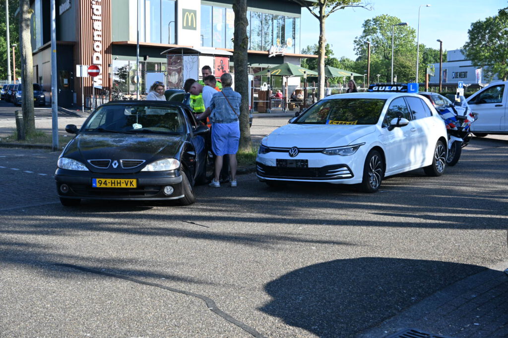 Schade bij ongeval met lesauto in Alkmaar (FOTO'S)