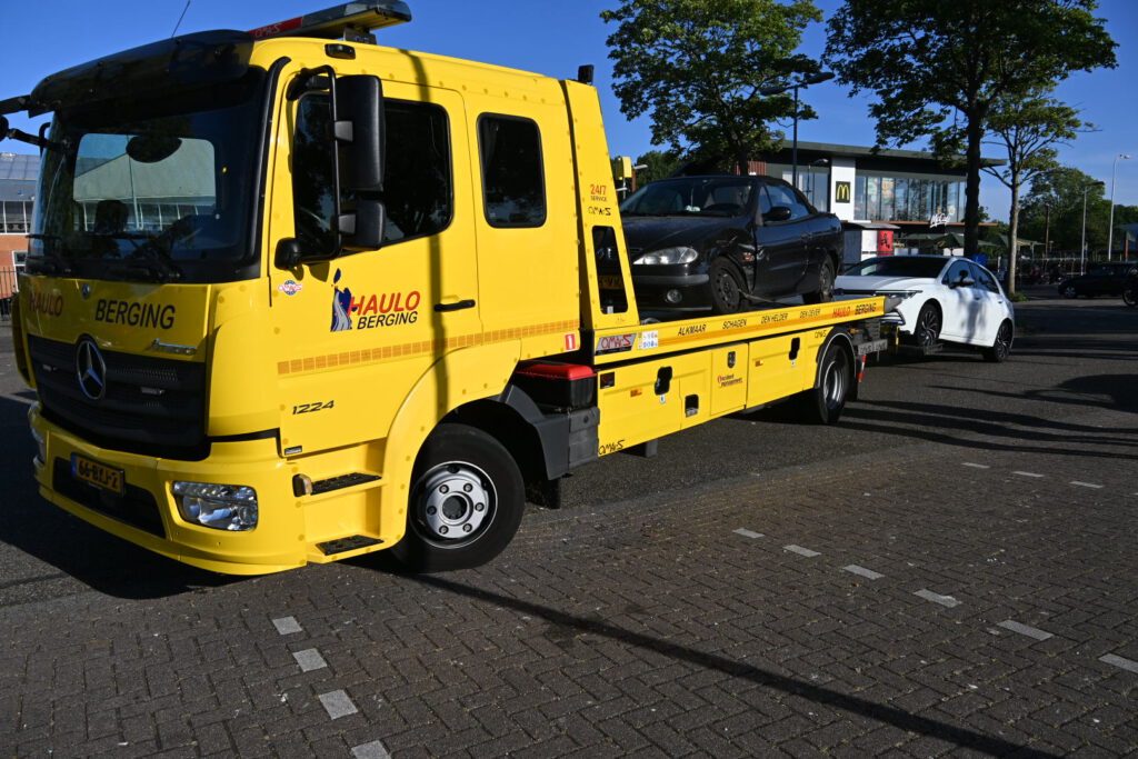 Schade bij ongeval met lesauto in Alkmaar (FOTO'S)