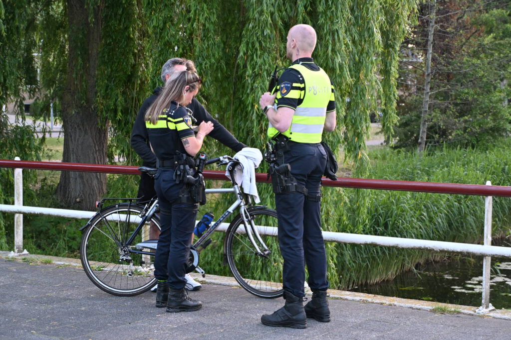 Ongeval tussen fietser en automobilist, automobilist gaat er vandoor in Alkmaar [FOTO'S]