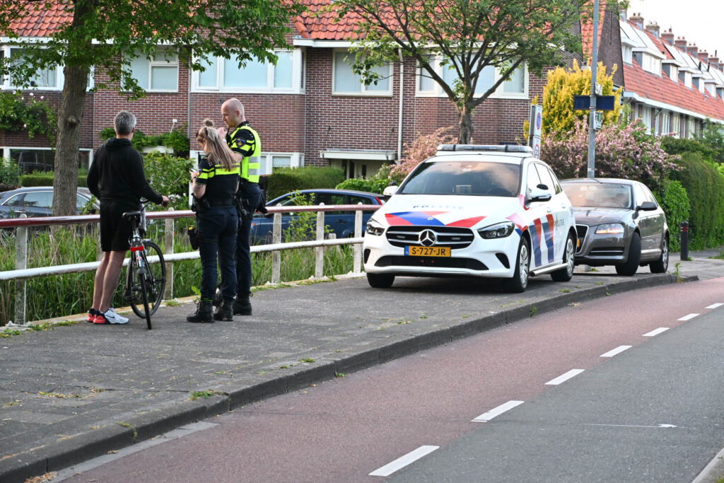 Ongeval tussen fietser en automobilist, automobilist gaat er vandoor in Alkmaar [FOTO'S]