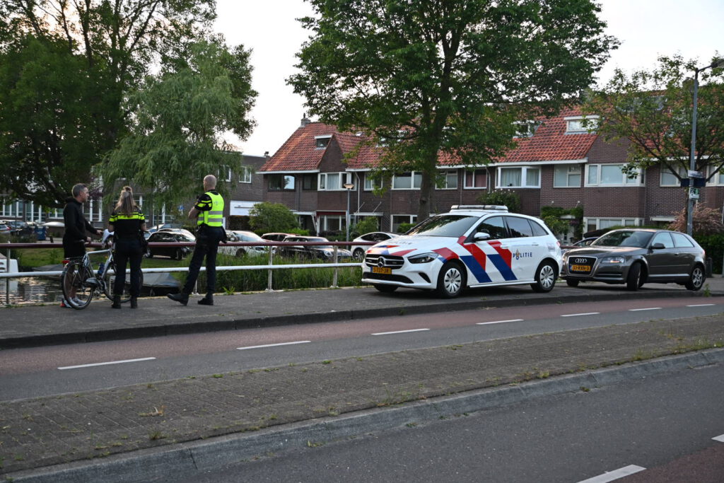 Ongeval tussen fietser en automobilist, automobilist gaat er vandoor in Alkmaar [FOTO'S]