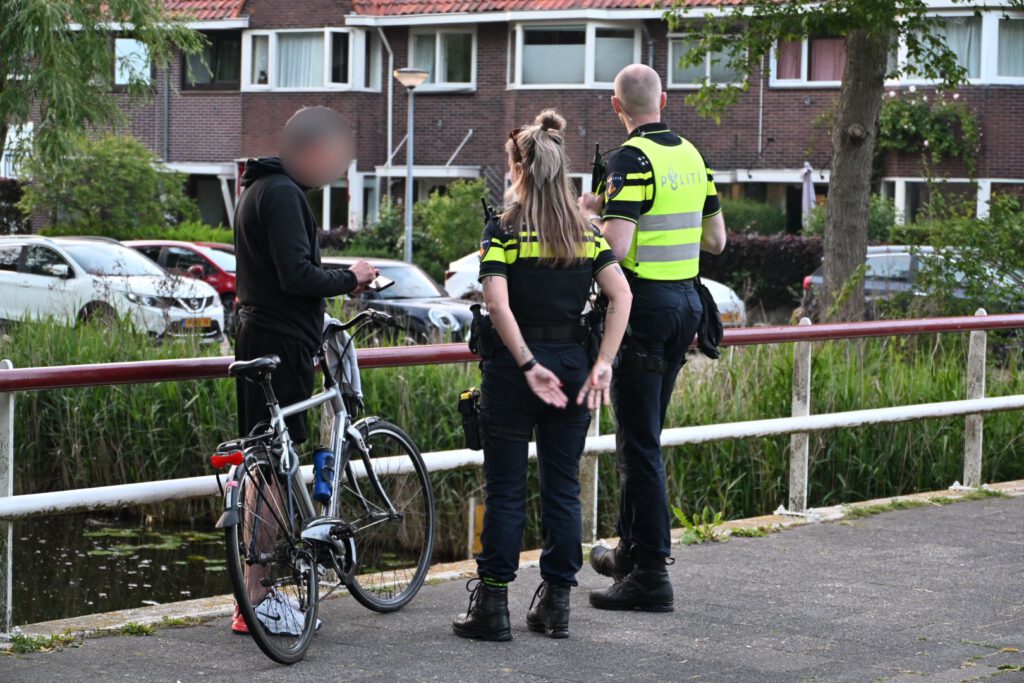 Ongeval tussen fietser en automobilist, automobilist gaat er vandoor in Alkmaar [FOTO'S]