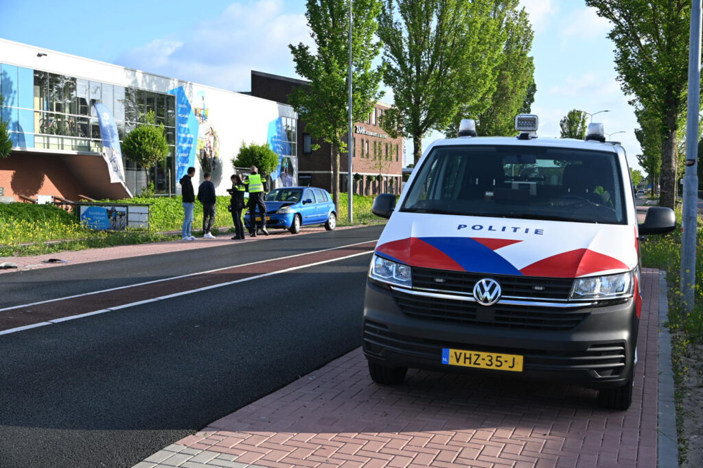 Ongeval zorgt voor veel schade in Heiloo [FOTO'S]