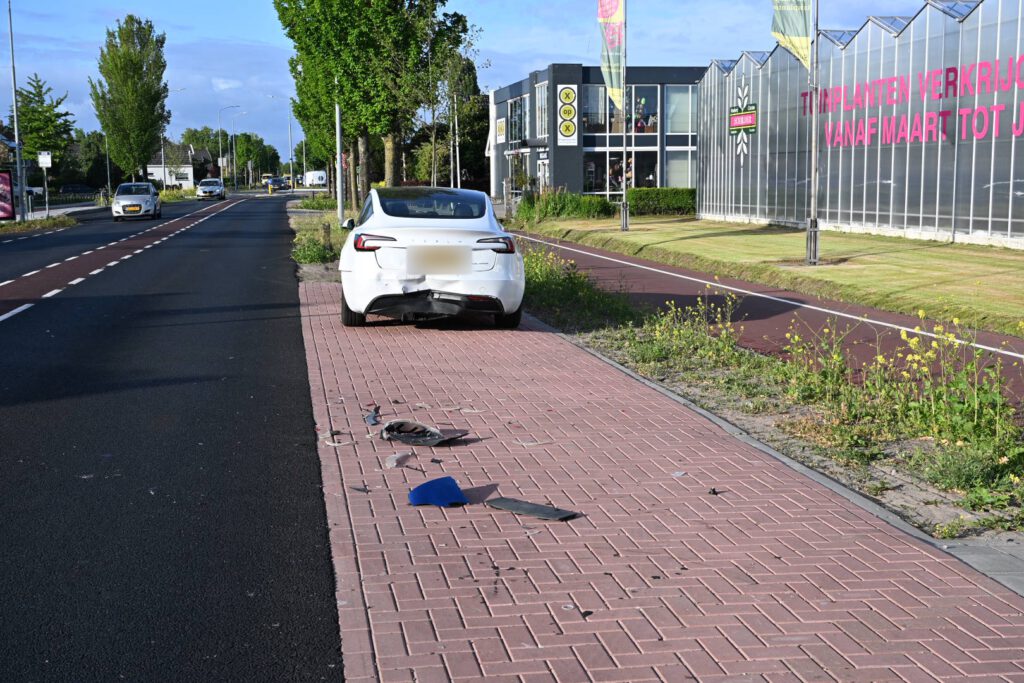 Ongeval zorgt voor veel schade in Heiloo [FOTO'S]
