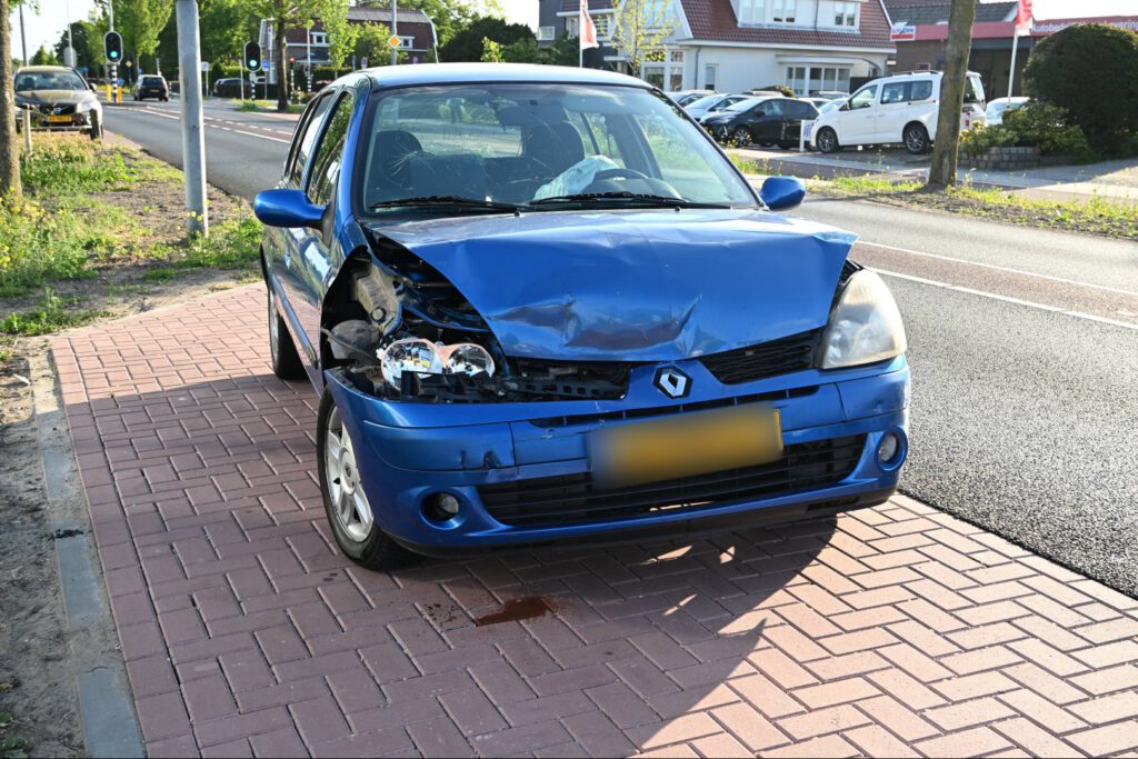 Ongeval zorgt voor veel schade in Heiloo [FOTO'S]