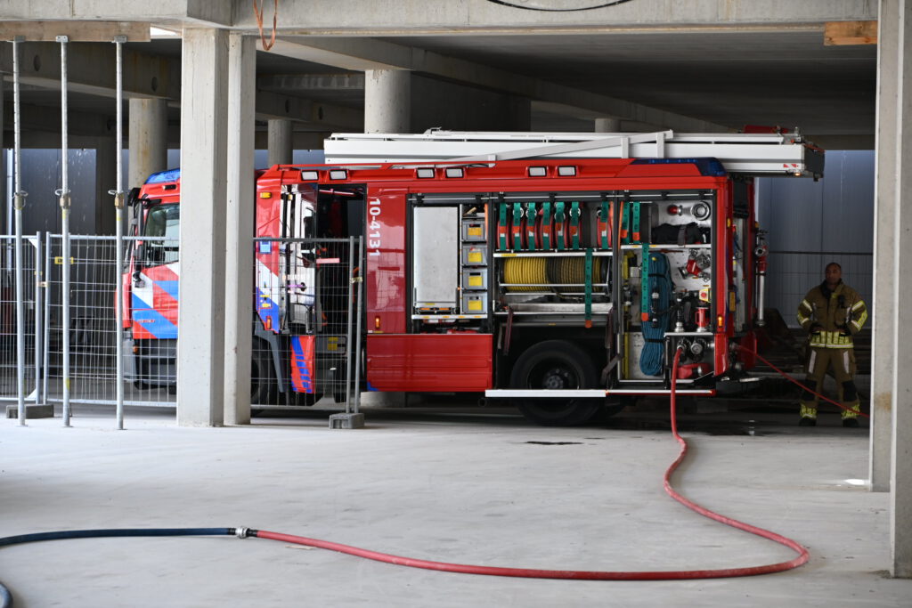Brand op dak van winkel tijdens werkzaamheden in Alkmaar [FOTO'S]