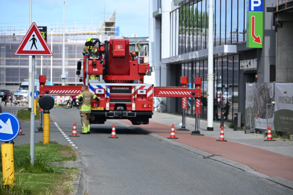 Brand op dak van winkel tijdens werkzaamheden in Alkmaar [FOTO'S]