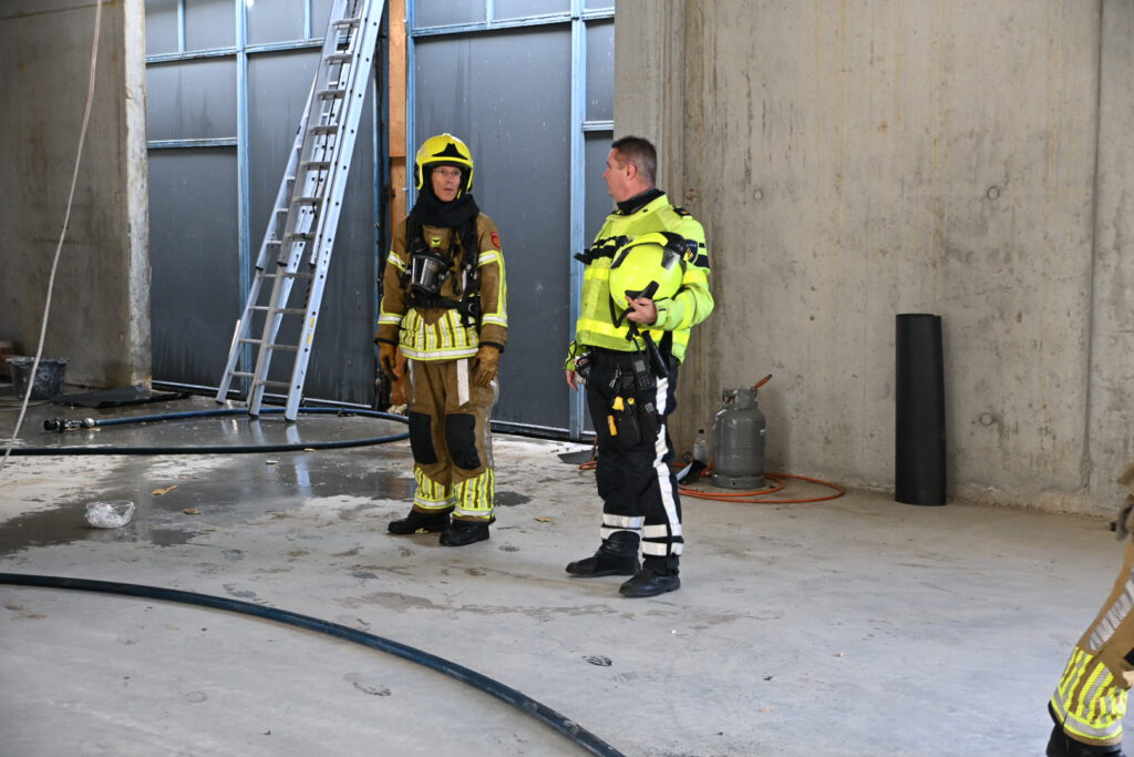 Brand op dak van winkel tijdens werkzaamheden in Alkmaar [FOTO'S]
