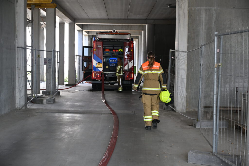 Brand op dak van winkel tijdens werkzaamheden in Alkmaar [FOTO'S]