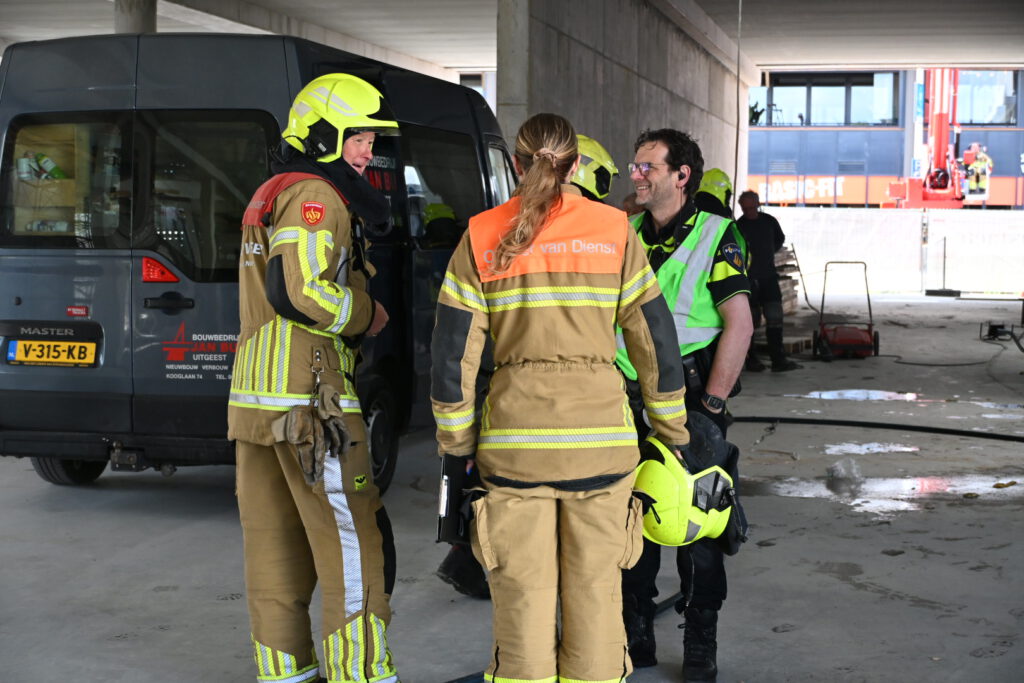 Brand op dak van winkel tijdens werkzaamheden in Alkmaar [FOTO'S]