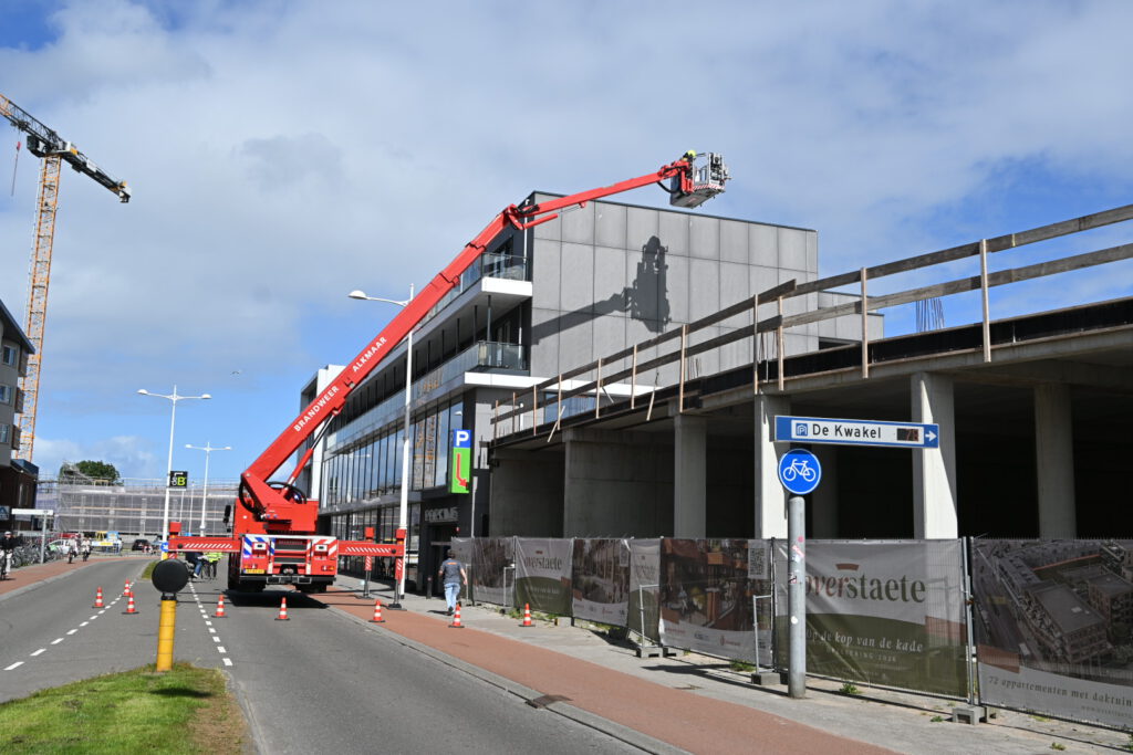 Brand op dak van winkel tijdens werkzaamheden in Alkmaar [FOTO'S]