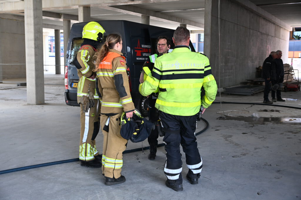 Brand op dak van winkel tijdens werkzaamheden in Alkmaar [FOTO'S]