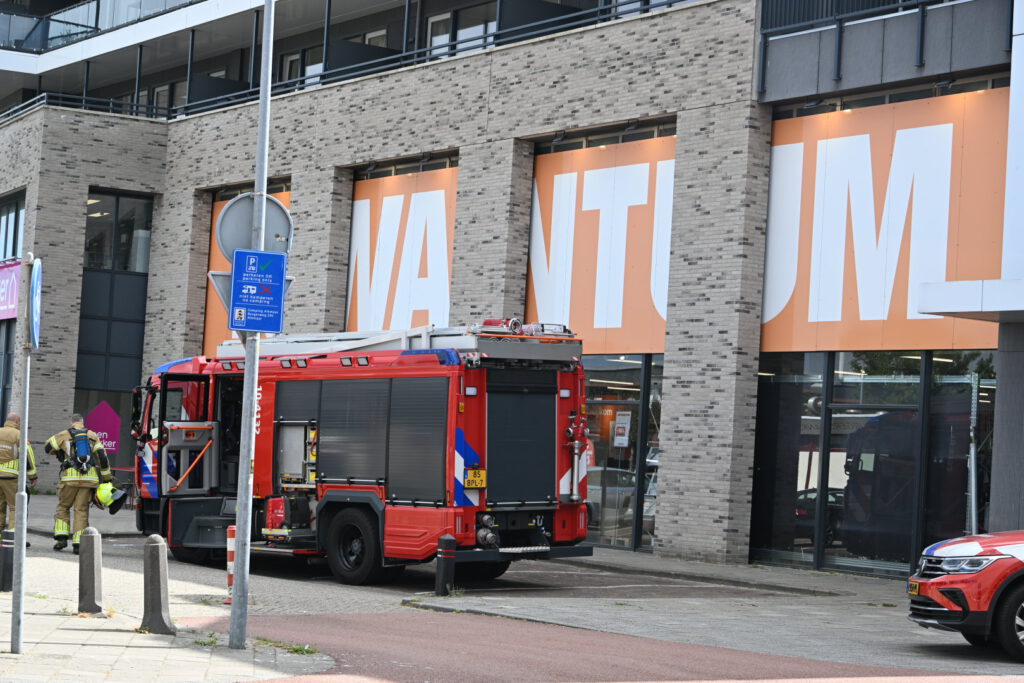 Brand op dak van winkel tijdens werkzaamheden in Alkmaar [FOTO'S]