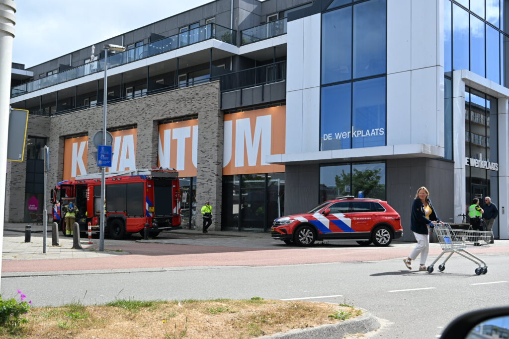 Brand op dak van winkel tijdens werkzaamheden in Alkmaar [FOTO'S]