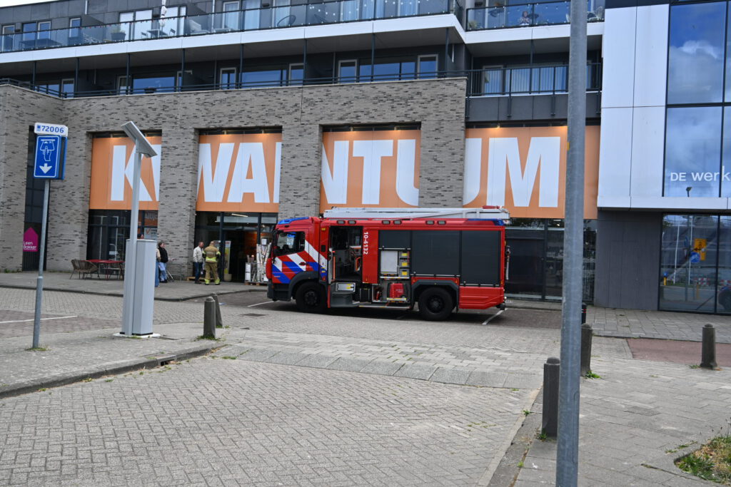 Brand op dak van winkel tijdens werkzaamheden in Alkmaar [FOTO'S]