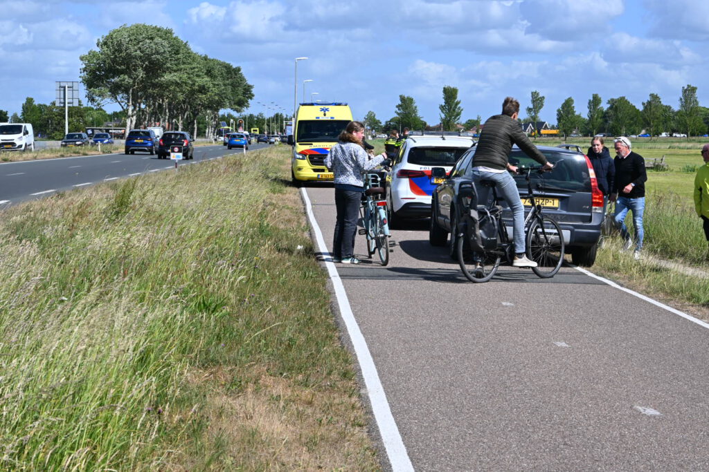 Scholieren komen met elkaar in botsing langs de N513 in Castricum [FOTO'S]