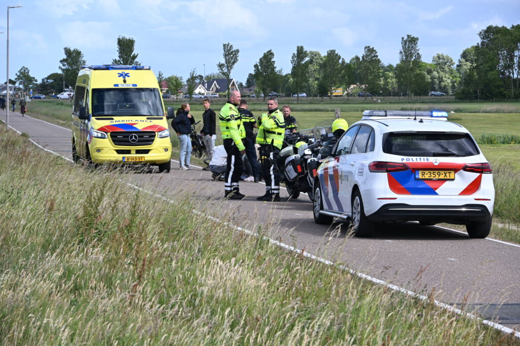 Scholieren komen met elkaar in botsing langs de N513 in Castricum [FOTO'S]