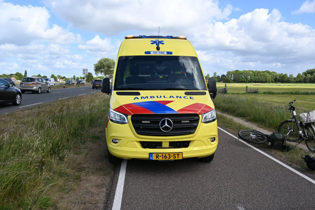 Scholieren komen met elkaar in botsing langs de N513 in Castricum [FOTO'S]
