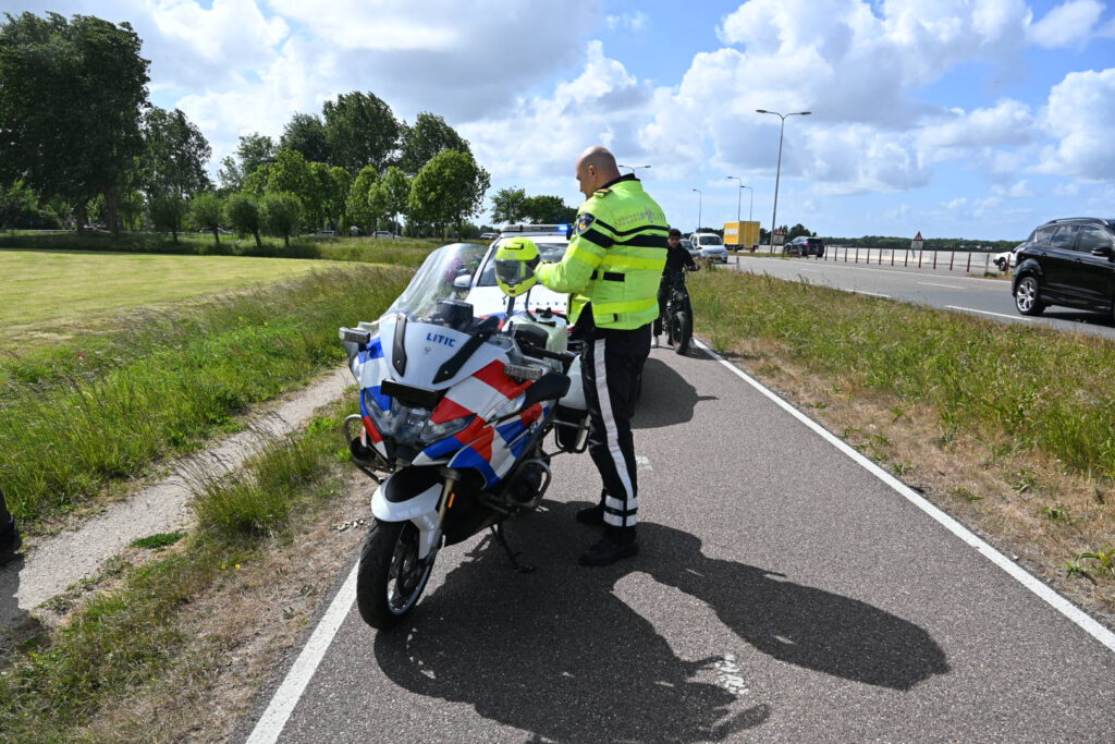 Scholieren komen met elkaar in botsing langs de N513 in Castricum [FOTO'S]