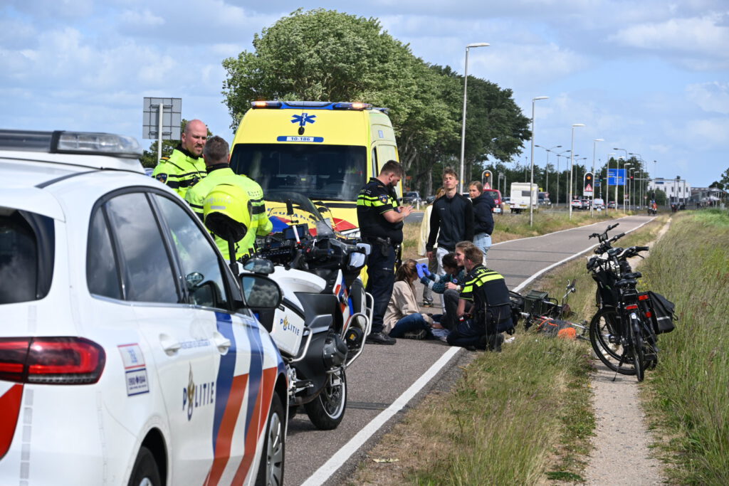 Scholieren komen met elkaar in botsing langs de N513 in Castricum [FOTO'S]