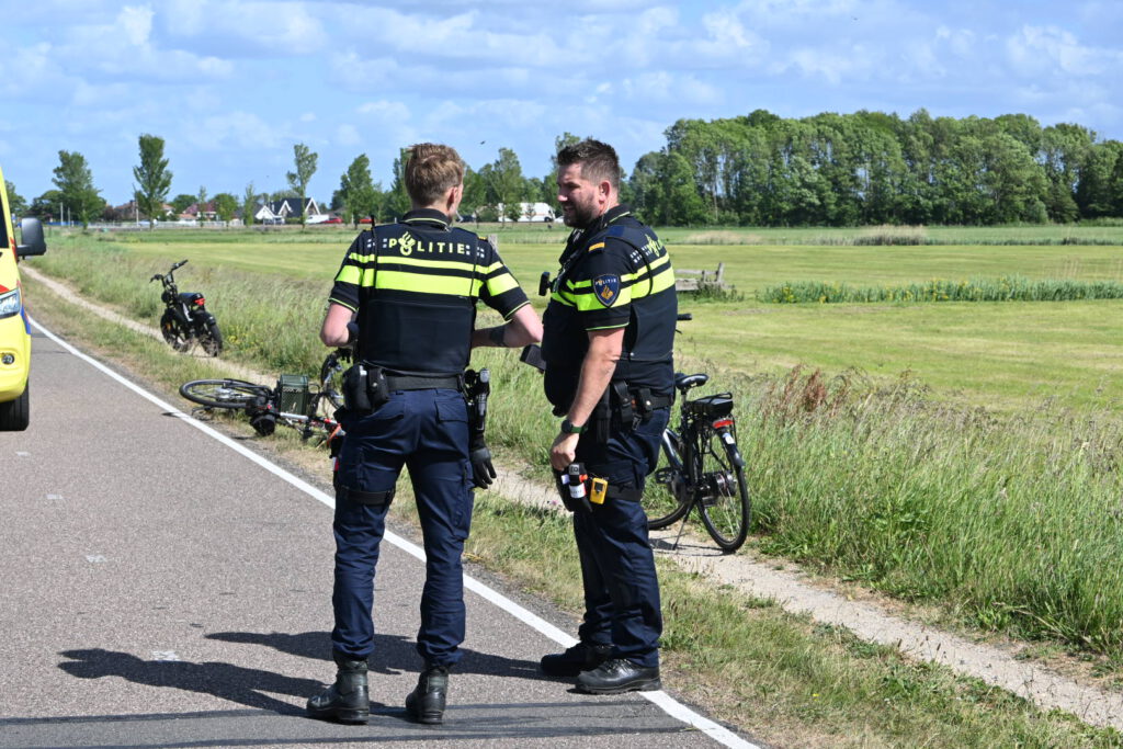 Scholieren komen met elkaar in botsing langs de N513 in Castricum [FOTO'S]