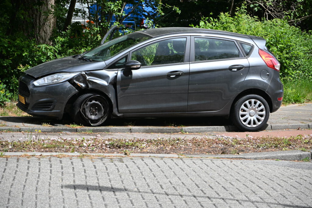 Auto botst tegen boom in Alkmaar