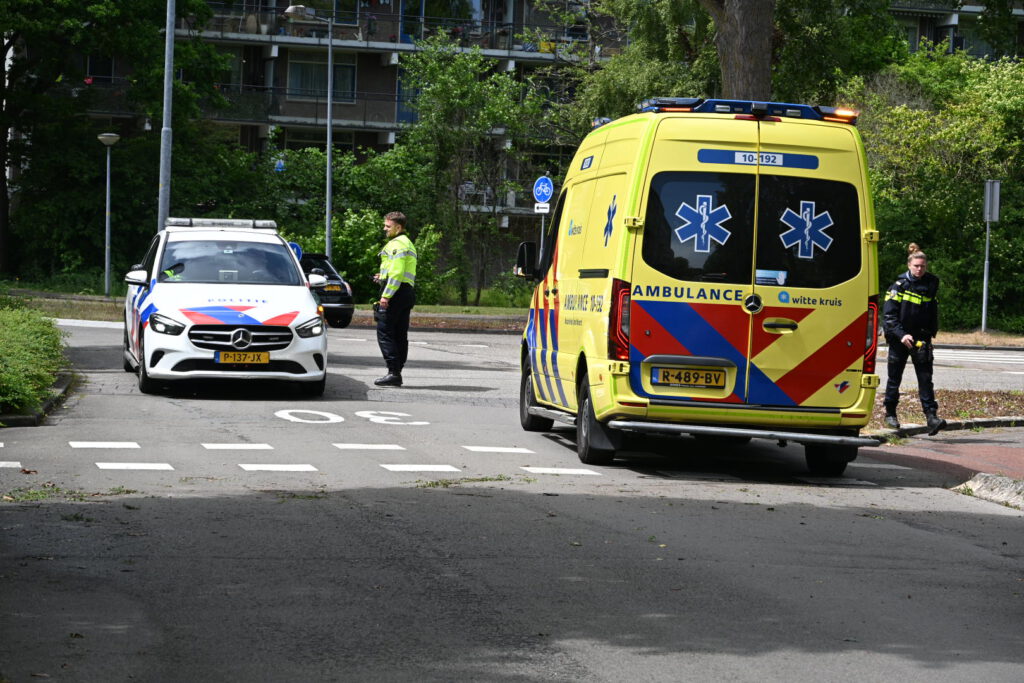 Auto botst tegen boom in Alkmaar