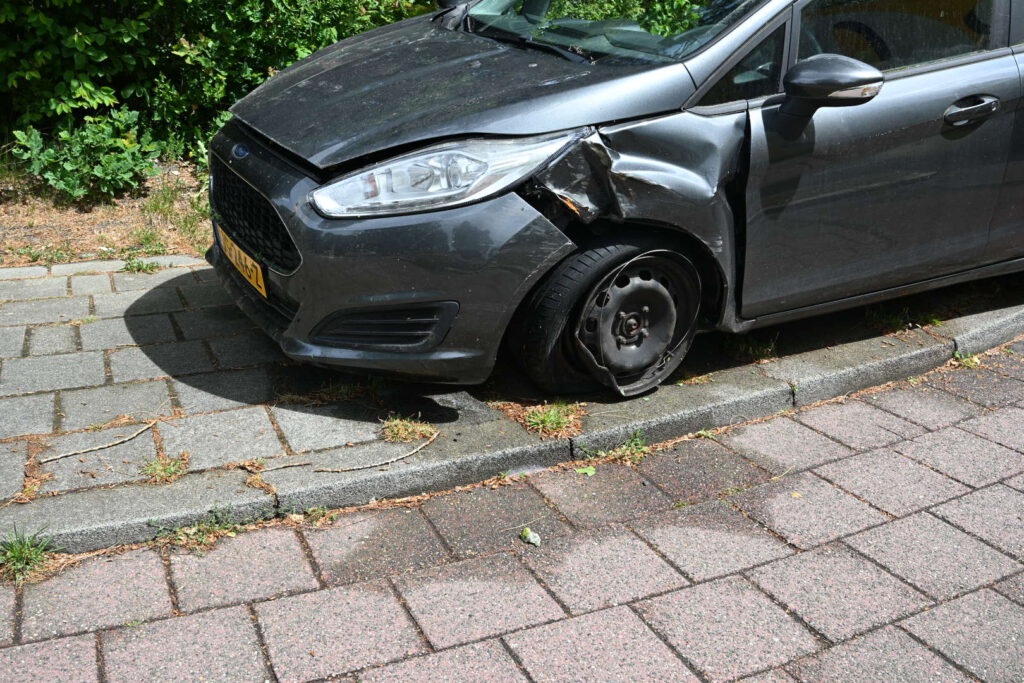 Auto botst tegen boom in Alkmaar