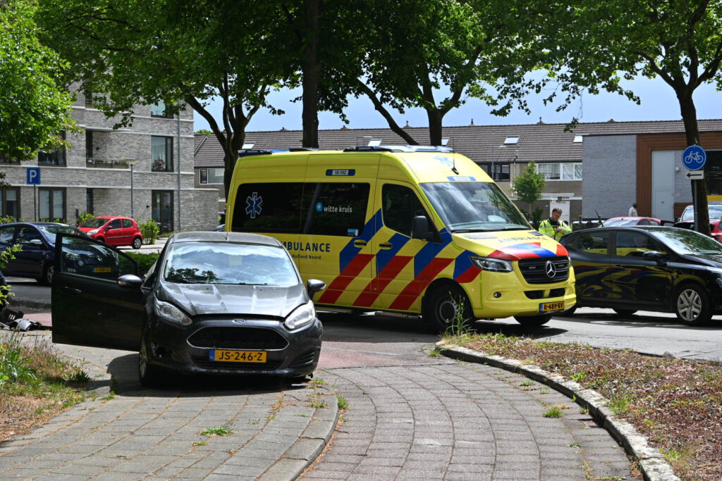 Auto botst tegen boom in Alkmaar