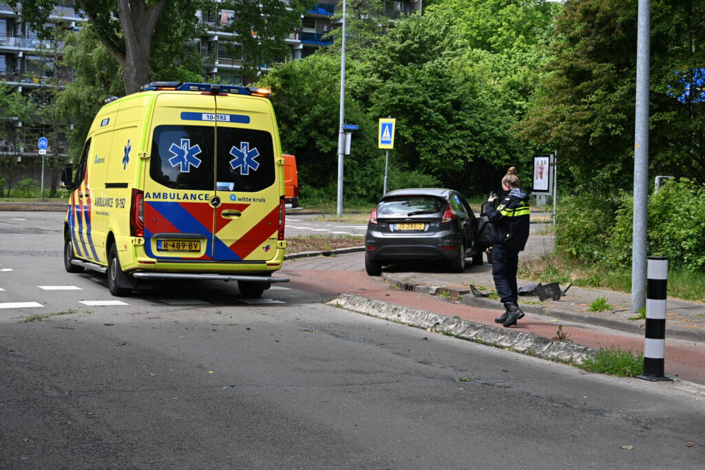 Auto botst tegen boom in Alkmaar