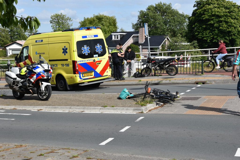 Fietser gewond bij ongeval met scooterrijder in Alkmaar, fiets zwaar beschadigd [FOTO'S]