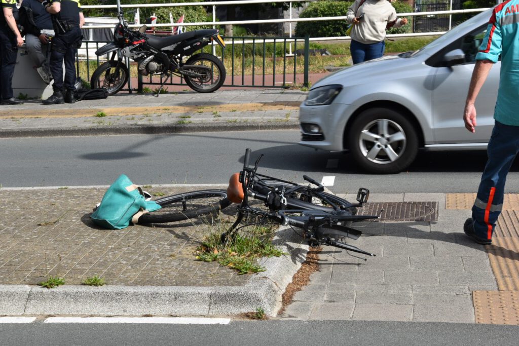 Fietser gewond bij ongeval met scooterrijder in Alkmaar, fiets zwaar beschadigd [FOTO'S]